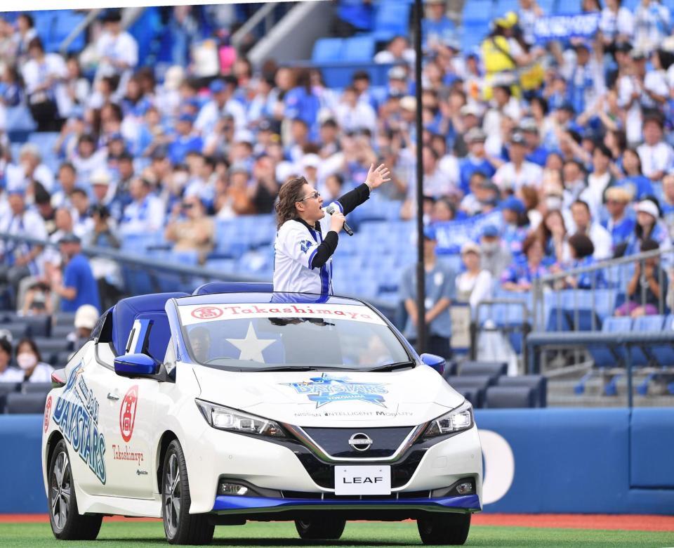 始球式にリリーフカーで登場しスタンドの拍手に応える石井竜也（撮影・開出牧）