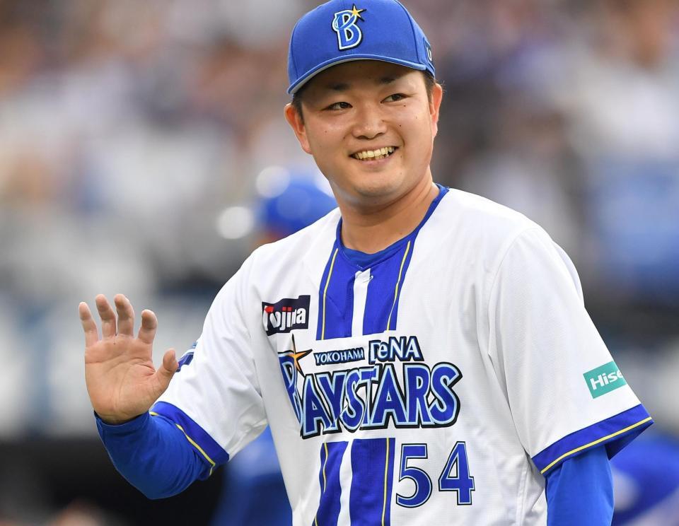 １回、ボスラーを投ゴロに打ち取り笑顔の石田裕（撮影・開出牧）