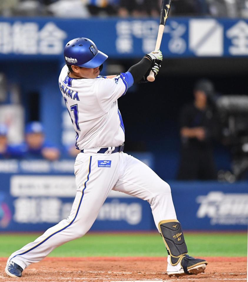 　４回、中前打を放つ蝦名（撮影・開出牧）