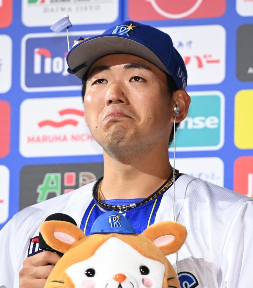 お立ち台で目に涙を浮かべる蝦名（撮影・開出牧）