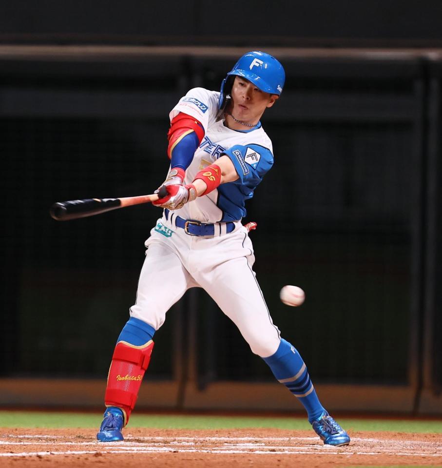 ６回２死満塁、粘った末、空振り三振を喫する五十幡（撮影・中島達哉）