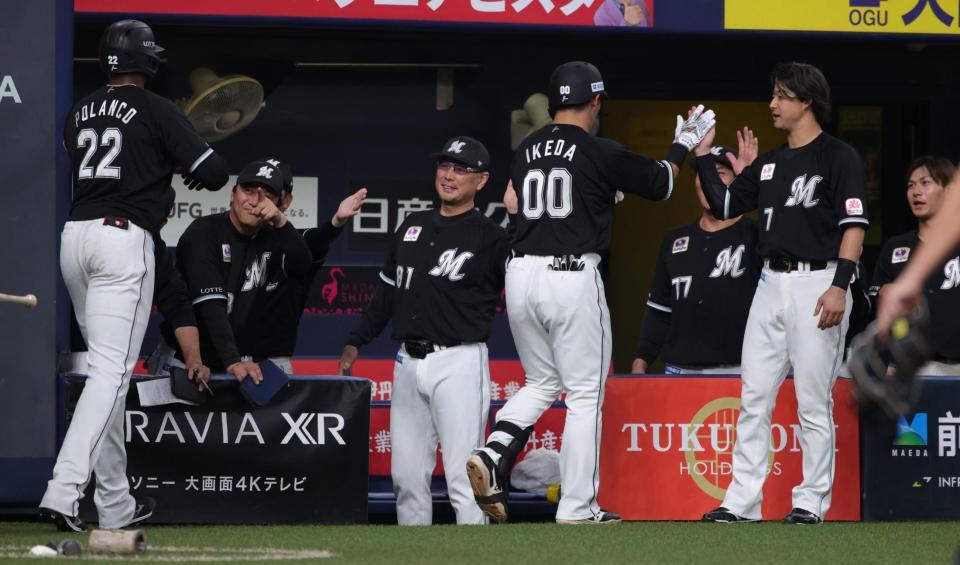 　６回、３ランを放った池田を迎える吉井監督らベンチ（撮影・坂部計介）