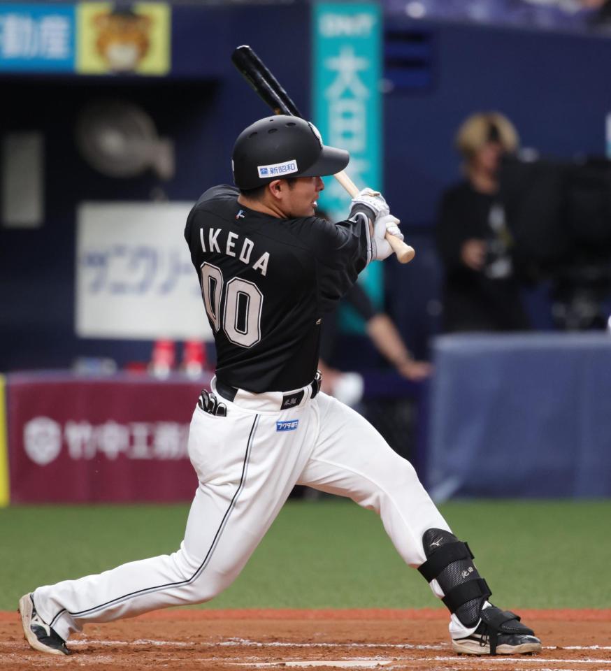 　７回、池田は二打席連続となる２ランを放つ（撮影・坂部計介）