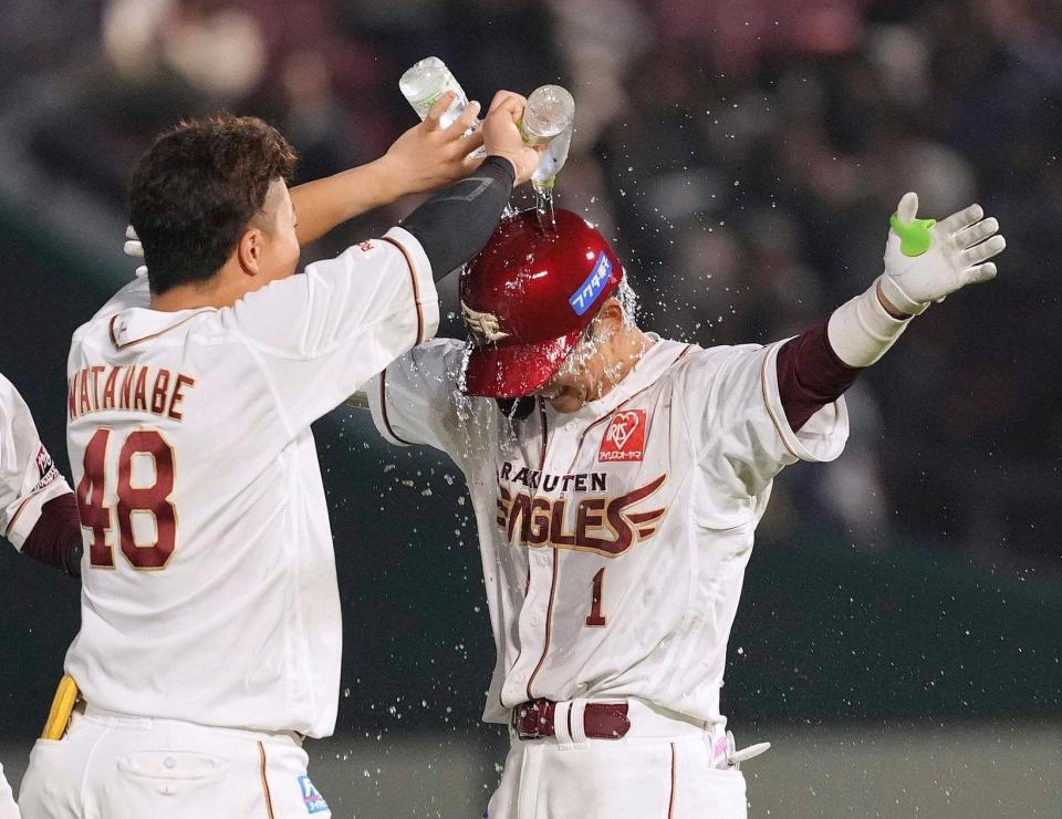 ９回、サヨナラ犠飛を放ち、祝福される宗山（右）