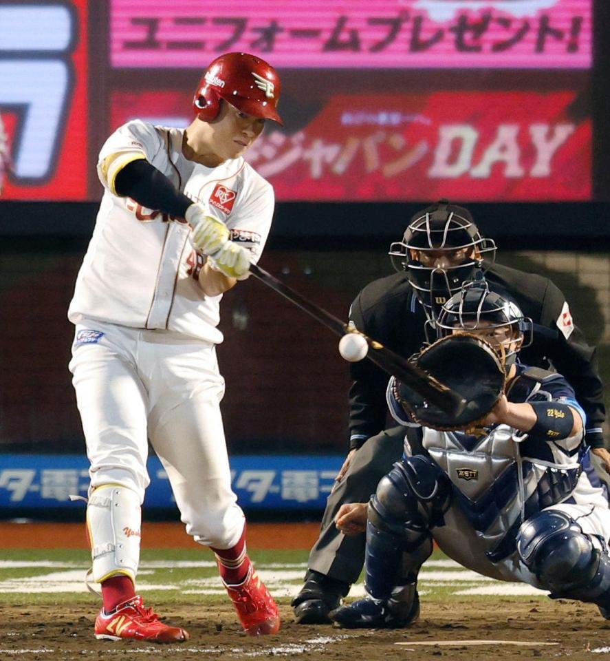 ７回、渡辺佳が右越えに適時二塁打を放つ