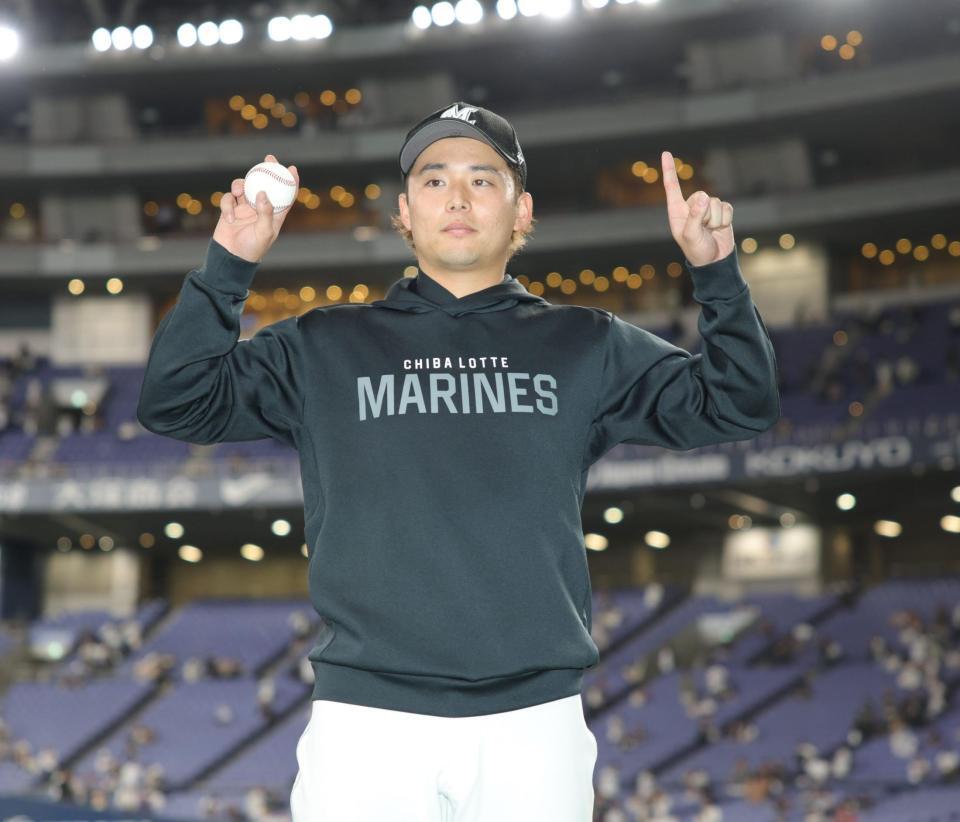 先発転向初登板で勝利投手となった横山はウィニングボールを手にポーズをとる（撮影・坂部計介）