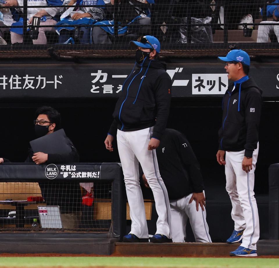 １１回、レイエスが大飛球を放ったが右飛に倒れ、がっくりの新庄監督（中央）＝撮影・中島達哉