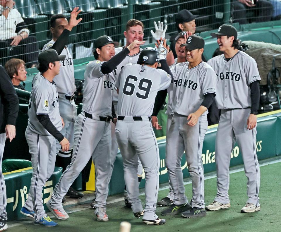 １１回、門脇の適時三塁打で勝ち越しの生還をし、ナインから手荒い祝福を受ける笹原（６９）＝撮影・立川洋一郎