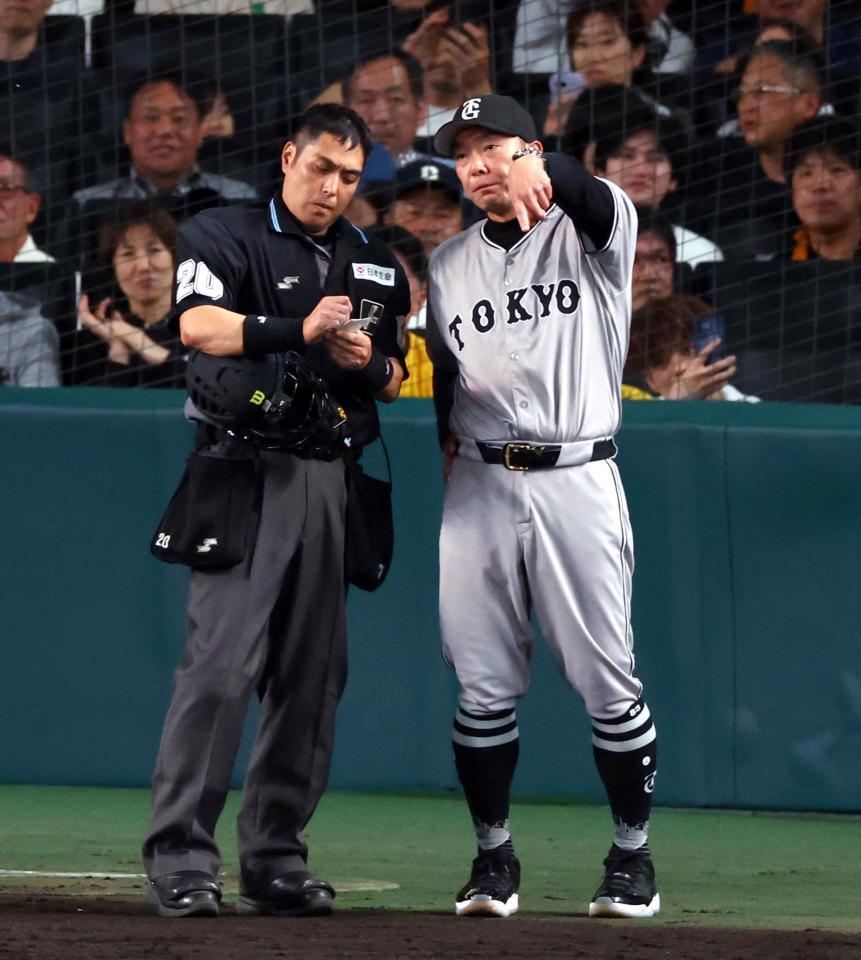 ７回、選手交代を告げる阿部監督（撮影・山口登）