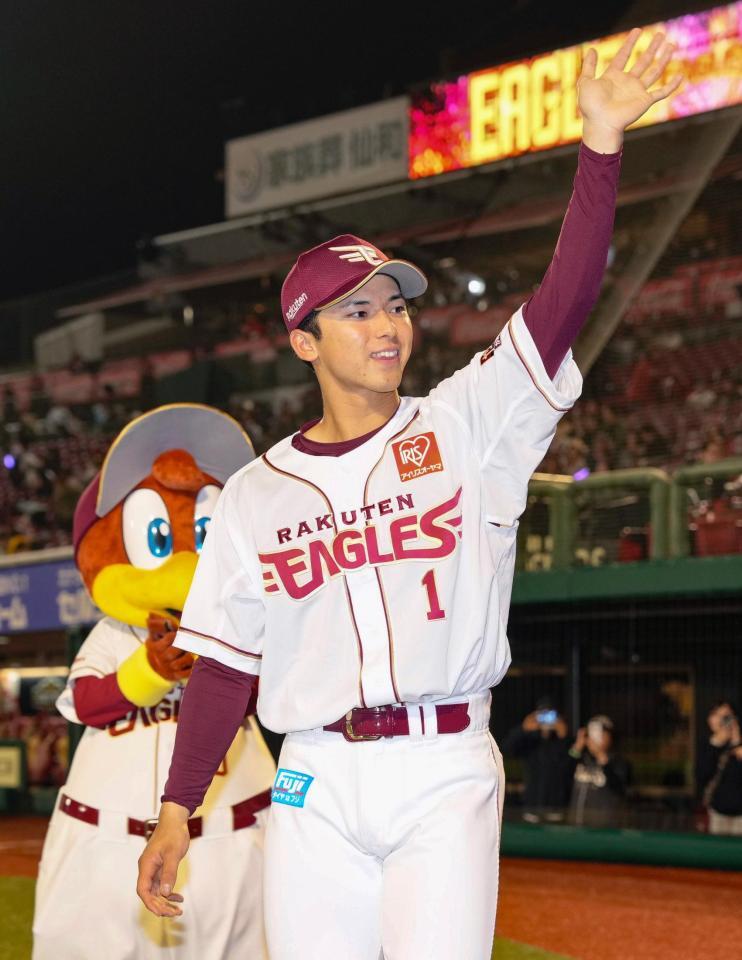 サヨナラ勝ちし、ファンの声援に応える宗山