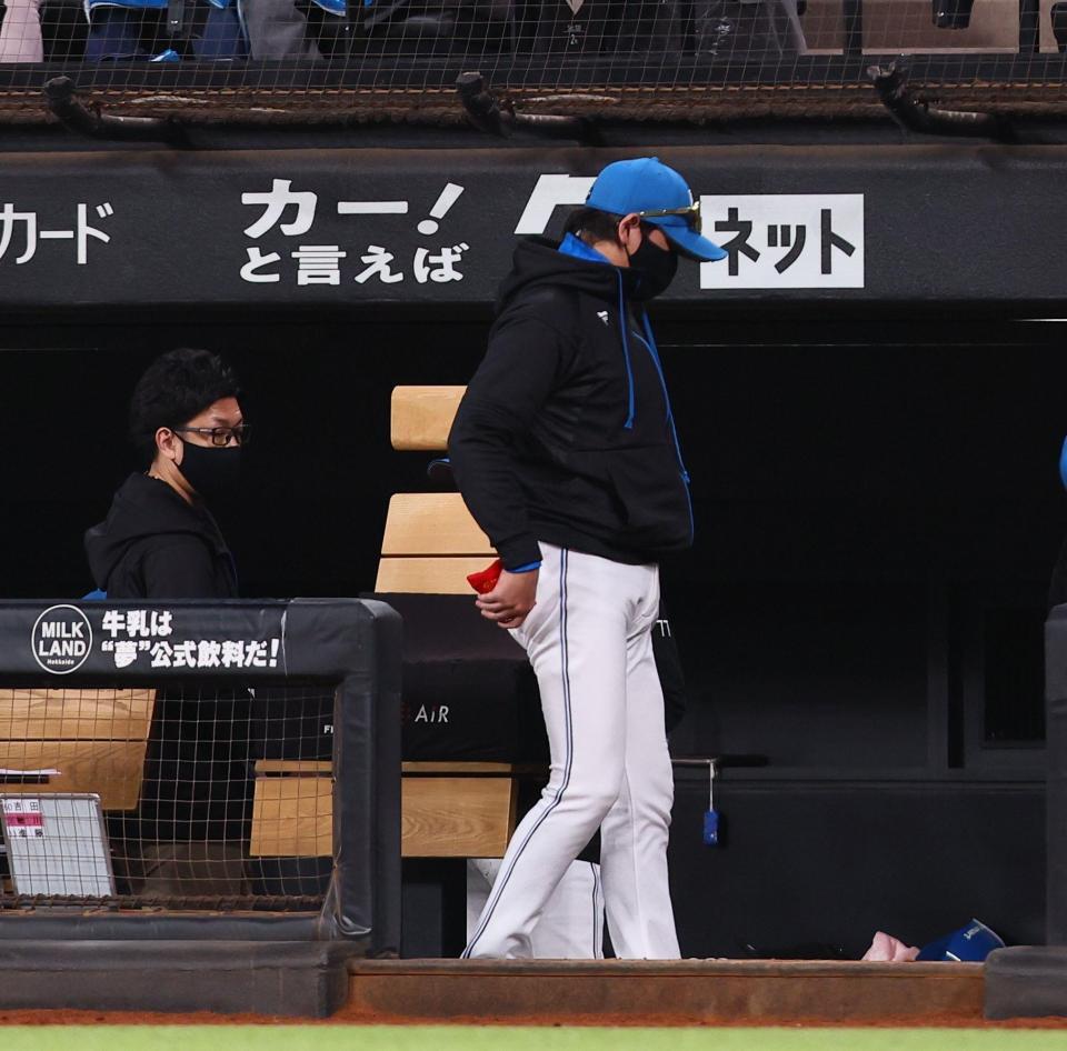 ソフトバンクに延長戦の末敗戦し、引き揚げる新庄監督（右）＝撮影・中島達哉