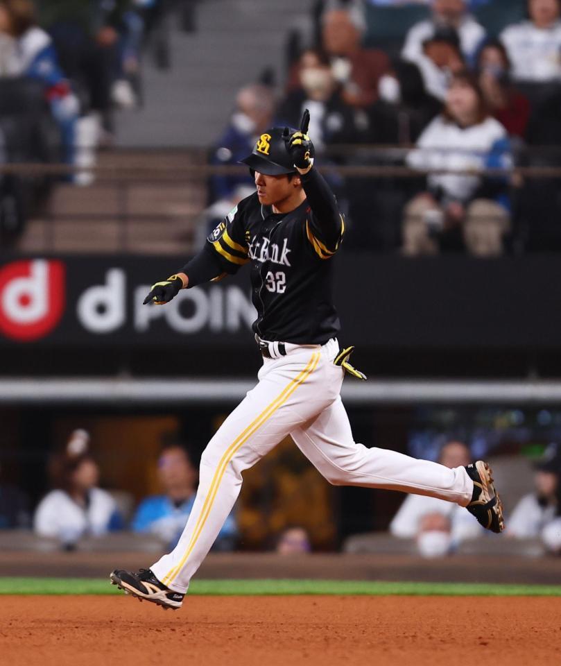 １１回、勝ち越しソロを放ち、ポーズをとる柳町（撮影・中島達哉）