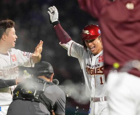 　９回、サヨナラ犠飛を放ち、喜ぶ宗山（右）