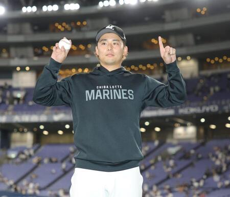 先発転向初登板で勝利投手となった横山はウィニングボールを手にポーズをとる（撮影・坂部計介）