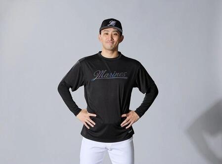 　「ＢＬＡＣＫ　ＳＵＭＭＥＲ　オリジナルＴシャツ」を着用する小島（球団提供）