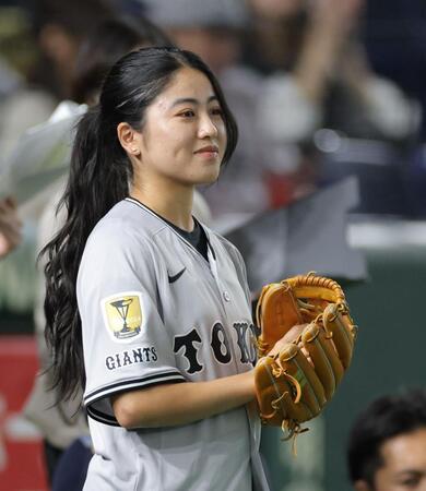 　巨人対ヤクルト戦でファーストピッチを行うスケートボードの中山楓奈（撮影・西岡正）