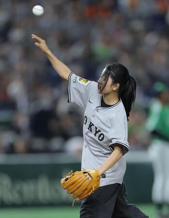 【写真】スケボー中山楓奈が緊張しつつノーバン始球式 ユニホームの着こなしもオシャレ