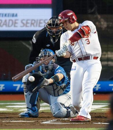 　２回、浅村が左前打を放つ。捕手郡司