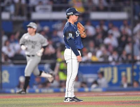 　３回、寺地（後方）に右越え３ランを打たれた与座（撮影・開出牧）