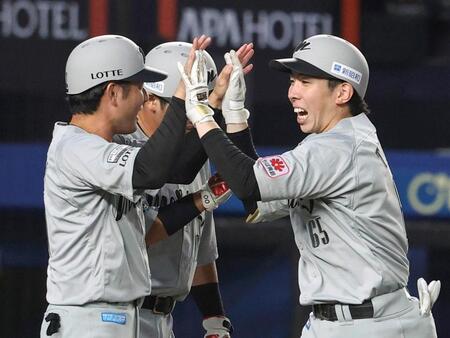 　３回、３ランを放ち、ハイタッチする寺地（右）
