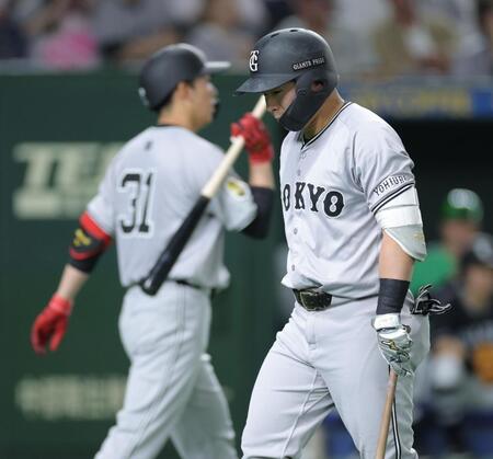 　４回、見逃し三振に倒れ、ベンチへ戻る浅野（右）＝撮影・西岡正