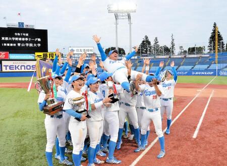 　５連覇を果たし安藤監督を胴上げする青学大ナイン