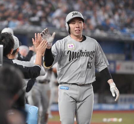 　３回、右越え３ランを放ちナインとタッチを交わす寺地（撮影・開出牧）