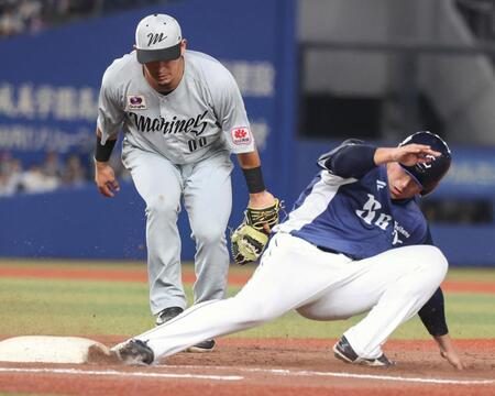 　８回、ネビンの一直で帰塁する渡部聖。一塁手池田