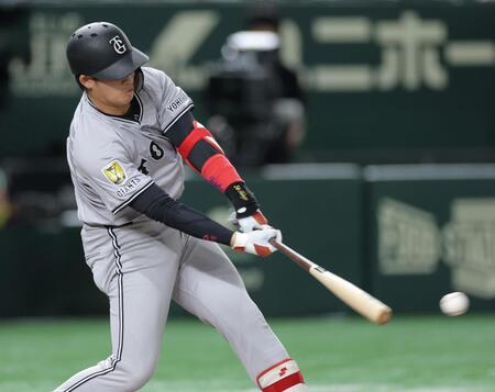 　６回、左翼線に適時二塁打を放つ増田陸（撮影・西岡正）