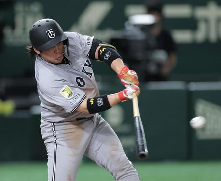 　４回、中前に先制打を放つ甲斐（撮影・西岡正）