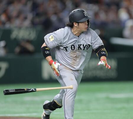 　４回、中前に先制打を放つ甲斐（撮影・西岡正）