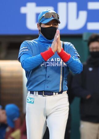 　手を合わせながらメンバー表交換に向かう新庄監督（撮影・金田祐二）