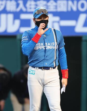 　メンバー表交換に向かう新庄監督（撮影・金田祐二）