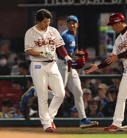 　７回、遊ゴロ併殺打に倒れ厳しい表情の浅村（撮影・金田祐二）