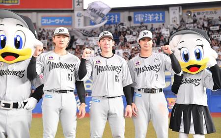 　ライトスタンドの祝福を背にガッツポーズを決める（左から）山本、寺地、藤岡（撮影・開出牧）