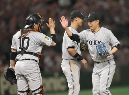 　完封勝利で甲斐（左）とタッチを交わす赤星（撮影・西岡正）