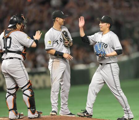 　プロ初完封照影で甲斐（左）とタッチを交わす赤星（撮影・西岡正）