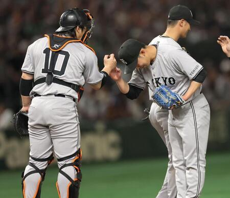 　完封勝利で甲斐（左）に頭を下げる赤星（撮影・西岡正）