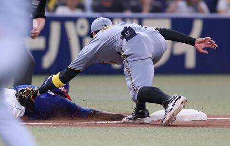 　５回、飛び出した中日三走・カリステをタッチアウトにする佐藤輝（右）＝撮影・北村雅宏