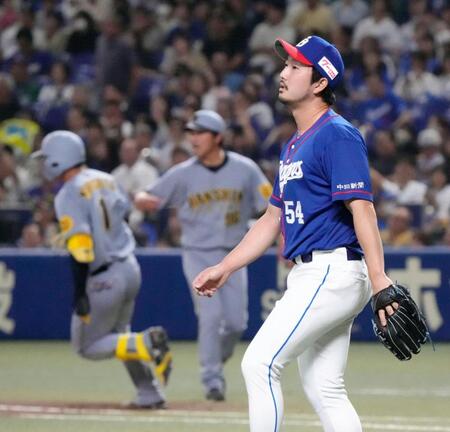 　１１回、森下（左）に２点二塁打を許した藤嶋