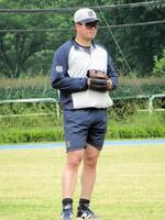 　キャッチボールを行う村上