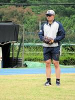 　キャッチボールを行う村上