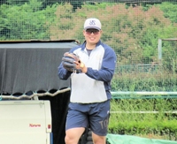 　キャッチボールを行う村上