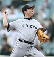 　ファーストピッチセレモニーで能見篤史氏とスピードガン対決をする上原浩治氏＝２０日