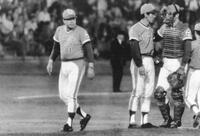 　メッタ打ちの投手陣にお手上げの太平洋、左から稲尾和久監督、及川宣士、宮寺勝利＝１９７３年５月９日