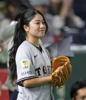 　巨人対ヤクルト戦でファーストピッチを行うスケートボードの中山楓奈（撮影・西岡正）