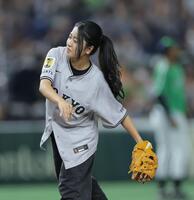 　巨人対ヤクルト戦でファーストピッチを行うスケートボードの中山楓奈（撮影・西岡正）