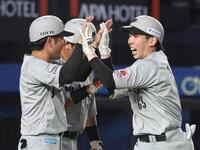 　３回、３ランを放ち、ハイタッチする寺地（右）