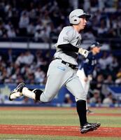 　３回、右越えに３ランを放った寺地。奥は与座