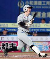 　３回、寺地が右越えに３ランを放つ